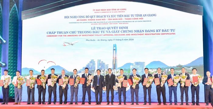 Đồng chí Hồ Văn Mừng, Chủ tịch UBND tỉnh An Giang và Nguyễn Thanh Nhàn, Chủ tịch HĐND tỉnh trao Quyết định chấp nhận chủ trương đầu tư và Giấy chứng nhận đăng ký đầu tư cho các doanh nghiệp.