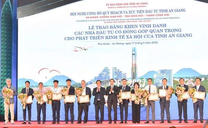 Lãnh đạo tỉnh An Giang trao Bằng khen các nhà đầu tư có đóng góp quan trọng cho sự phát triển kinh tế xã hội của tỉnh.