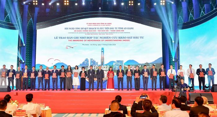 Lãnh đạo tỉnh An Giang trao bản ghi nhớ hợp tác nghiên cứu, khảo sát đầu tư cho các doanh nghiệp.