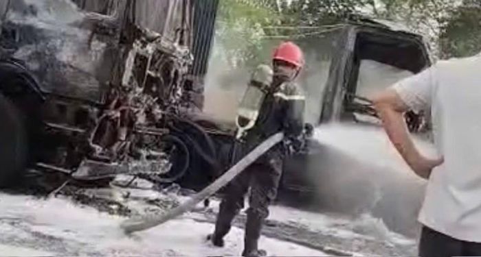 Đám cháy được dập tắt nhưng 3 xe đầu kéo hư hỏng nặng.