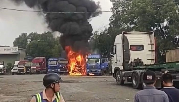 Đám cháy bùng phát tại bãi giữ xe.