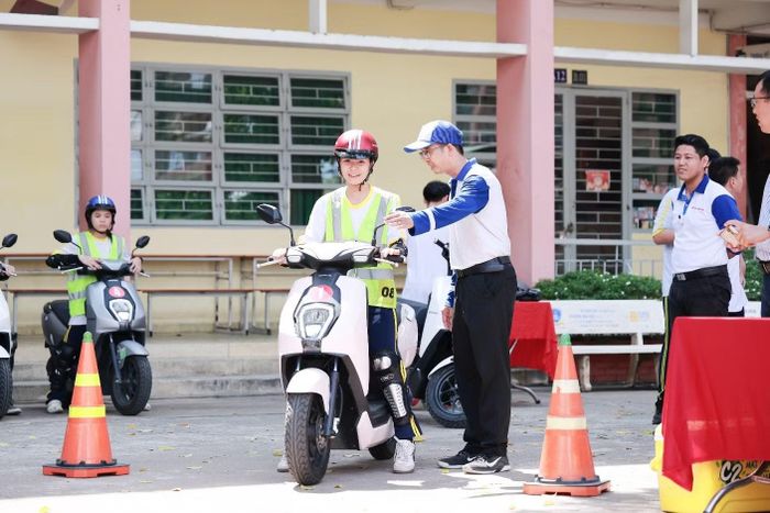  Đội CSGT Cát Lái cùng các đơn vị phối hợp hướng dẫn, tập huấn kỹ năng lái xe gắn máy an toàn cho học sinh khối 10 Trường THPT Long Trường. 