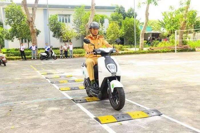  Đội CSGT số 2 hướng dẫn kỹ năng lái xe an toàn cho các em học sinh. 