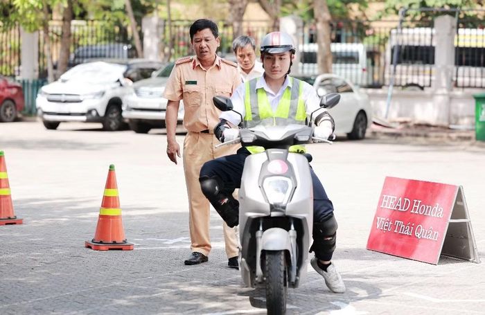  Học sinh khối 10 Trường THPT Chuyên Trần Đại Nghĩa tham gia bồi dưỡng và kiểm tra cấp chứng chỉ an toàn giao thông. 