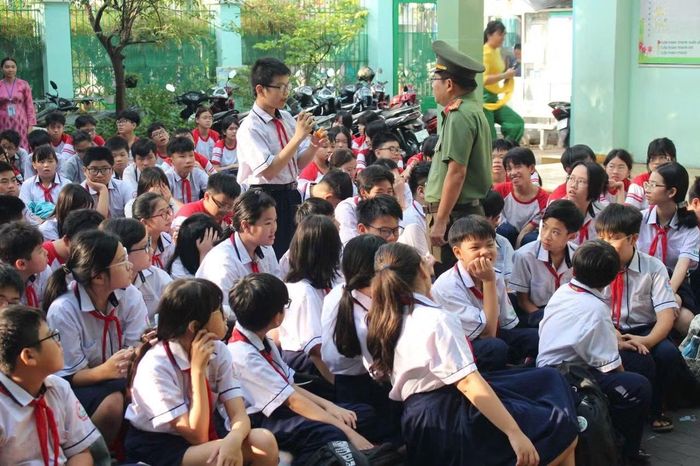  Công an phường Bàn Cờ tuyên truyền phòng, chống bạo lực học đường và ma túy tại các trường học. 