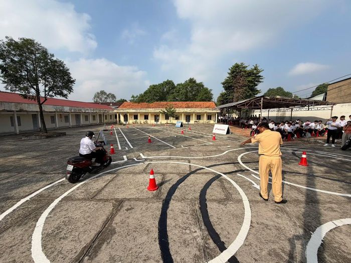 Đội CSGT An Sương hướng dẫn các em học sinh kỹ năng lái xe trong sa hình.