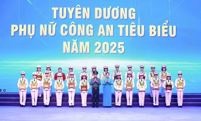  Thứ trưởng Lê Quốc Hùng và đồng chí Lê Thị Thủy trao thưởng tặng 25 gương Phụ nữ Công an tiêu biểu năm 2025. 