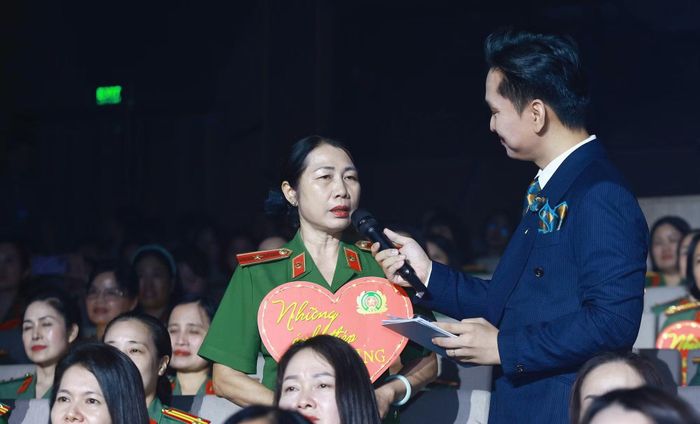 Thiếu tướng Nhữ Thị Minh Nguyệt, nguyên Phó Cục trưởng Cục Cảnh sát phòng, chống tội phạm về môi trường, từng đạt Giải thưởng Phụ nữ Công an tiêu biểu năm đầu tiên giao lưu tại chương trình.