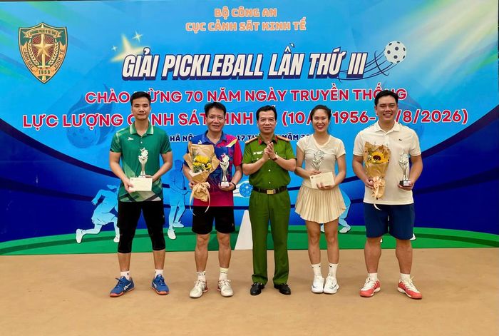 Đại tá Nguyễn Hữu Sơn trao giải thưởng tặng các đội đoạt giải.