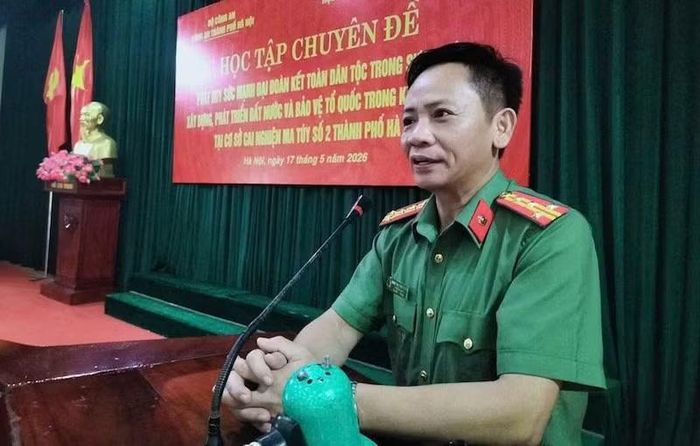 Đại tá, Tiến sĩ Nguyễn Đình Thiện truyền đạt nội dung.