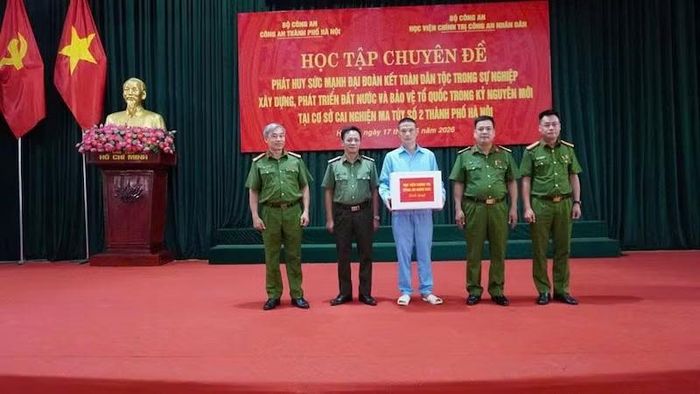 Đại diện Học viên Chính trị Công an nhân dân trao quà, động viên học viên chấp hành tốt kỷ luật tại Cơ sở cai nghiện ma túy số 2 TP Hà Nội.