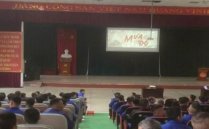 Cán bộ, học viên xem phim Mưa đỏ trên màn hình rộng 250 inch.