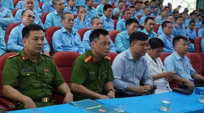 Chỉ huy và CBCS chăm chú lắng nghe.