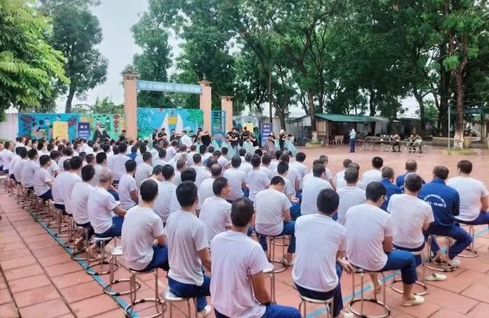 Toàn cảnh buổi cắt tóc miễn phí tại Cơ sở cai nghiện ma túy số 2 TP Hà Nội.