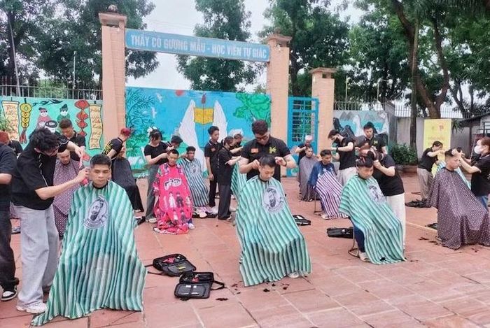 Các thợ cắt tóc trực tiếp phục vụ học viên.