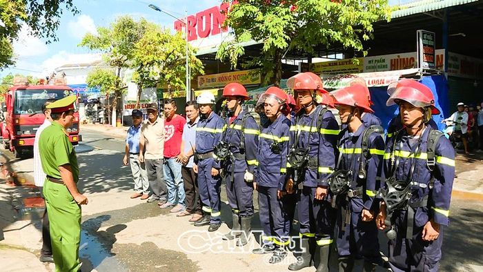 Thượng tá Nguyễn Văn Quân, Phó Trưởng phòng Cảnh sát PCCC và CNCH, Công an tỉnh Cà Mau tổ chức họp rút kinh nghiệm quá trình thực tập phương án chữa cháy và CNCH.
