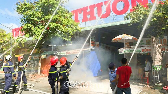 Lực lượng Cảnh sát PCCC và CNCH cùng lực lượng tại chỗ triển khai chữa cháy, ngăn cháy lan.