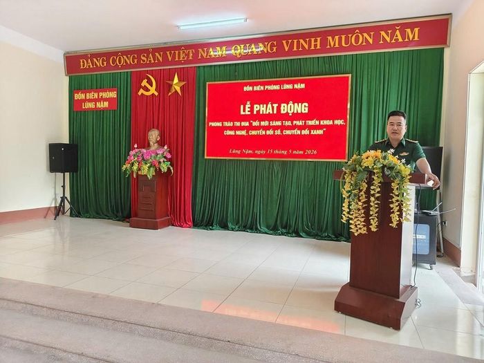 Thượng tá Ngô Quốc Tụng, Đồn trưởng Đồn Biên phòng Lũng Nặm phát biểu tại lễ phát động phong trào thi đua đổi mới sáng tạo, chuyển đổi số và chuyển đổi xanh ngày 15/5.
