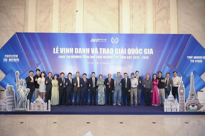 Bà Nguyễn Thị Quyên Thanh, Thứ trưởng Bộ Giáo dục và Đào tạo và các đại biểu cùng chụp ảnh check-in tham dự sự kiện.
