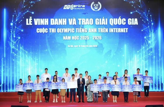BTC trao giải cho các thí sinh đạt thành tích cao trong cuộc thi.