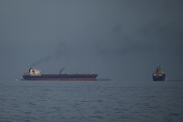 Các tàu chở dầu xếp hàng dài ở eo biển Hormuz. (Nguồn: AP)