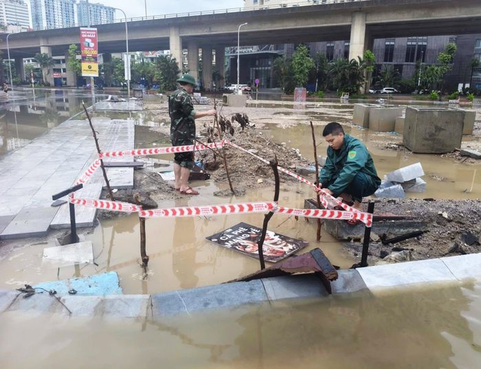 Lực lượng chức năng tổ chức căng dây cảnh báo tại những địa điểm đang thi công ngay sau khi nước rút.