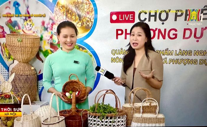 Bà Đặng Kim Thêu, Giám đốc Công ty TNHH Mây tre An Phú chia sẻ tại điểm cầu. Ảnh: Hồng Nhung