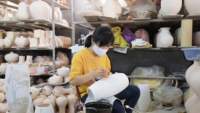 Làng nghề gốm Bát Tràng (xã Bát Tràng). Ảnh: Quang Thái