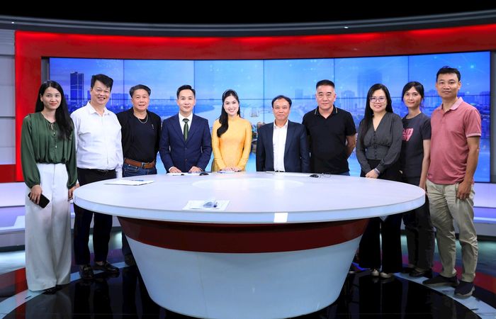 Các đại biểu chụp ảnh lưu niệm tại chương trình. Ảnh: Quang Thái