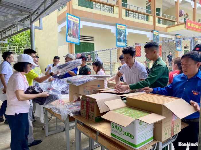 Đoàn công tác Bệnh viện Việt Nam - Cuba bắt tay vào chuẩn bị quà tặng cho người dân và các em học sinh. Ảnh: TH