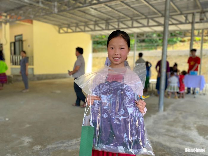 Em Mua Thị Dính cười rạng rỡ khi được khám, tặng quà tại chương trình. Ảnh: TH