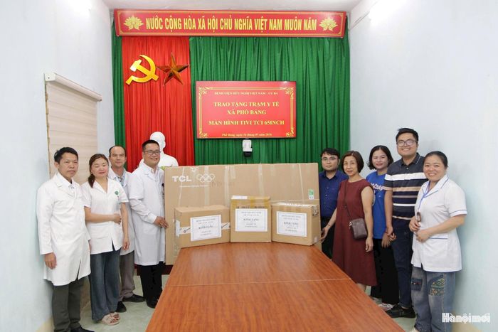 Đoàn công tác trao tặng tivi màn hình lớn cho Trạm Y tế xã Phố Bảng. Ảnh: TH