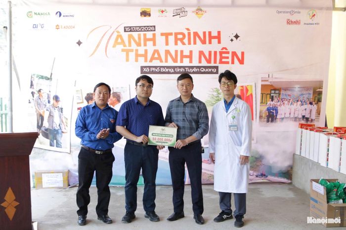 Đại diện lãnh đạo Bệnh viện Việt Nam - Cuba trao kinh phí hỗ trợ làm đường cho đại diện lãnh đạo xã Phố Bảng. Ảnh: TH