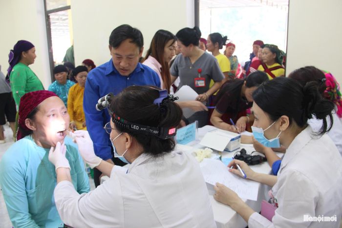Đông đảo bà con xã Phố Bảng được thăm khám miễn phí tại chương trình. Ảnh: TH