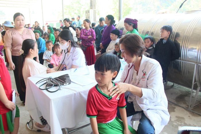 Chương trình "Hành trình thanh niên" đã hỗ trợ thăm khám cho 200 học sinh trường Trường Phổ thông Dân tộc bán trú Tiểu học và THCS Lũng Thầu. Ảnh: TH