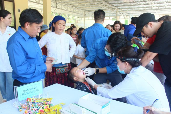 Các bác sĩ khám cho trường hợp bệnh nhi sinh năm 2021 bị dị tật khe hở vòm. Ảnh: TH