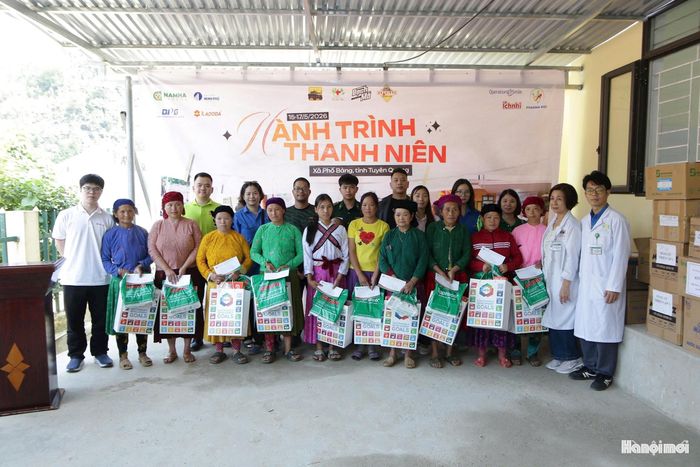 Những suất quà thiết thực được trao cho các gia đình đặc biệt khó khăn, người già neo đơn, người khuyết tật... trên địa bàn xã Phố Bảng. Ảnh: TH