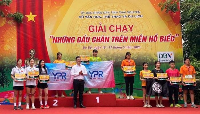 Ban tổ chức trao giải cho các vận động viên - (ảnh CTV).