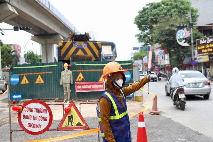Sở Xây dựng Hà Nội yêu cầu đẩy nhanh tiến độ dự án chống ngập, chậm nhất 30/5 phải tháo rào chắn, hoàn trả mặt đường nhiều tuyến phố trung tâm.