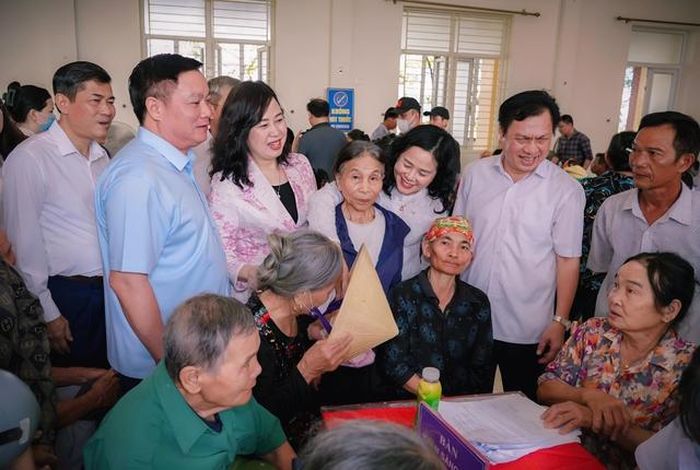 Bộ trưởng Đào Hồng Lan và lãnh đạo tỉnh Nghệ An thăm hỏi bà con nhân dân đến thăm khám sức khỏe tại chương trình.