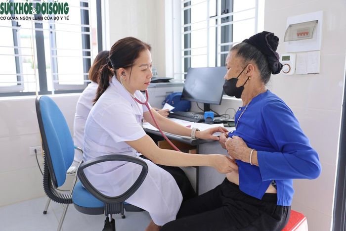 Bác sĩ khám bệnh cho bà Lương Thị Quý.