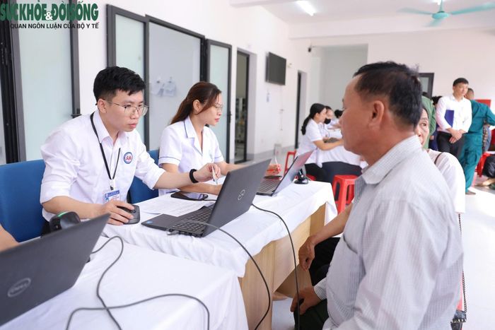 Người dân đăng ký khám bệnh miễn phí.