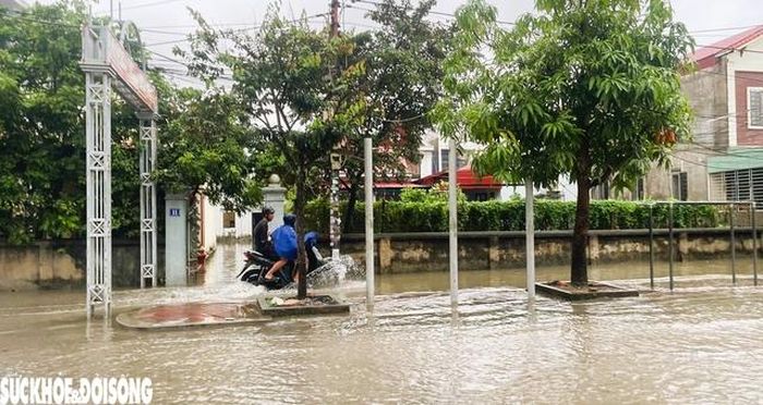 Ngõ xóm khu vực Hải An cũng nhanh chóng bị ngập sâu.