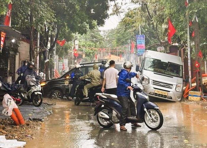 Ô tô sụt bánh tại phố Trung Hành, phường Hải An. Ảnh: CTV