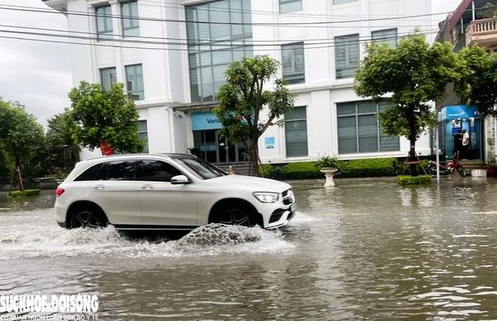 Đến chiều tối, mưa bắt đầu ngớt và nước rút dần.