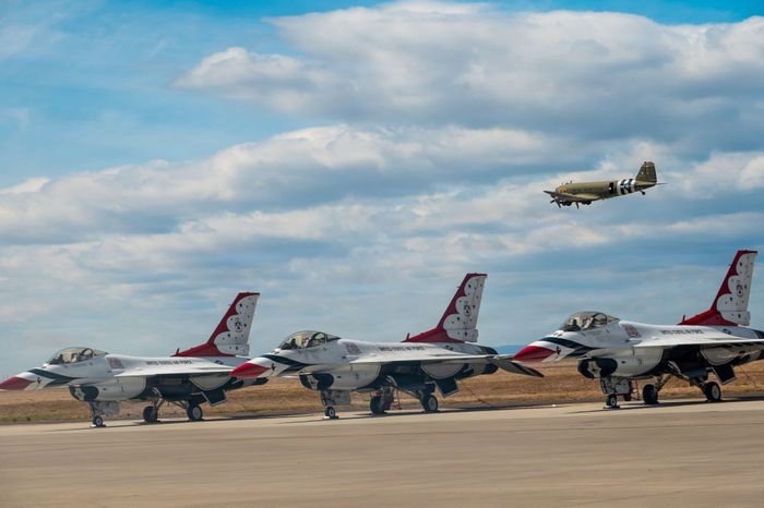 Phi đội biểu diễn Thunderbirds của Không quân Mỹ tham gia chương trình biểu diễn tại triển lãm hàng không Gunfighter Skies ngày 17/5. Ảnh: New York Times.