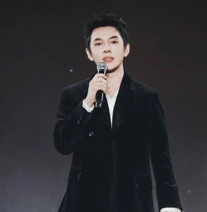 Lý Giai Kỳ nghẹn ngào bật khóc khi phát biểu trong Gala kỷ niệm 10 năm của Taobao Live.