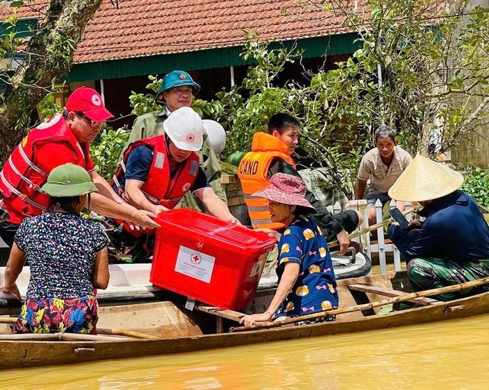 Hội Chữ thập đỏ Việt Nam tích cực tham gia hỗ trợ kịp thời đồng bào bị ảnh hưởng bởi mưa lũ năm 2025 - Ảnh: VGP/Toàn Thắng