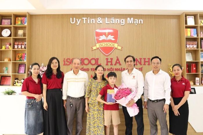 Đồng hành cùng Tuấn Khôi trên hành trình chinh phục tri thức một cách toàn diện chính là sự sát sao của phụ huynh cùng các thầy cô iSchool Hà Tĩnh. Ảnh: iSchool Hà Tĩnh