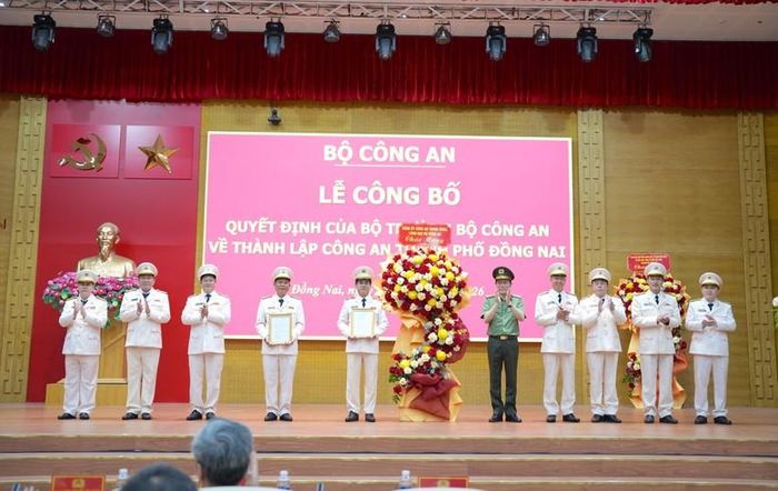 Đại tướng Lương Tam Quang, Bộ trưởng Bộ Công an trao Quyết định và chúc mừng Công an thành phố Đồng Nai - Ảnh: Công an TP. Đồng Nai